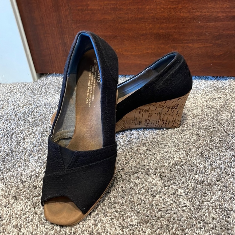 TOMS black Linen wedges. Size 9